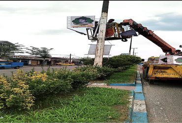 نصب تابلو شهدا در بلوار اصلی شهر