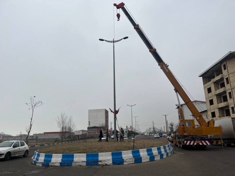 شروع عملیات نصب المان نوری در میدان امام خمینی (ره) لوندویل