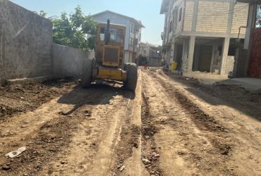 آغاز شن‌ریزی کوچه گلدیس در راستای آماده‌سازی برای آسفالت