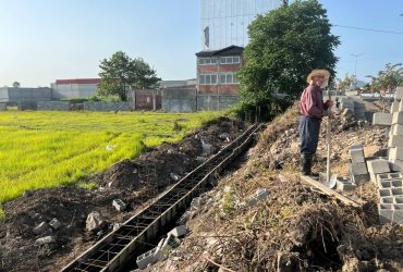 اجرای دیواره در حاشیه خیابان امام (ره) توسط شهرداری لوندویل