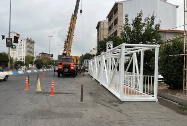 نصب و راه‌اندازی پل عابر پیاده مقابل مدرسه لطف‌الهی توسط شهرداری لوندویل