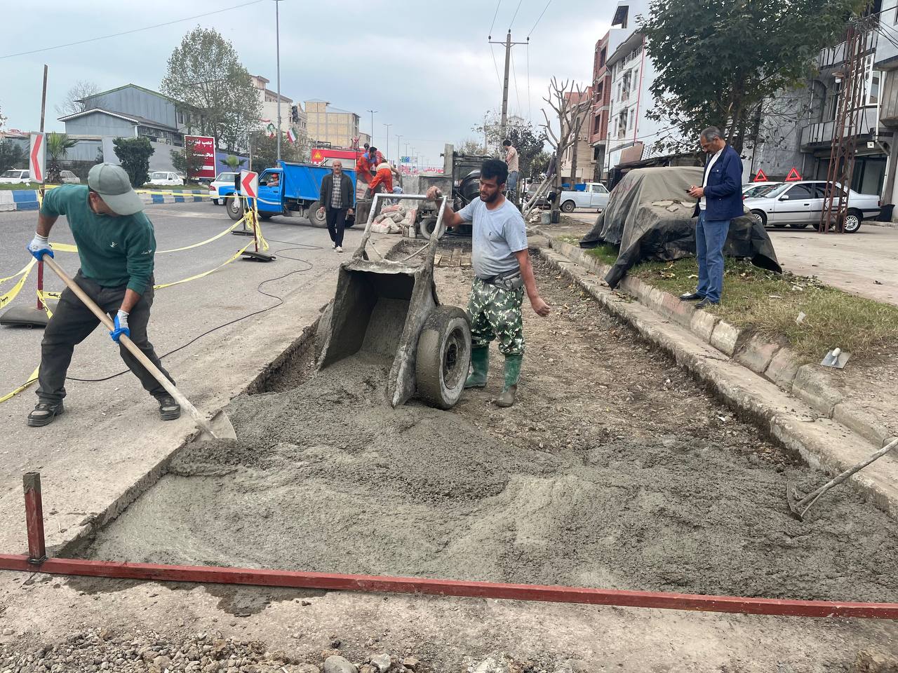 ترمیم آسفالت حاشیه خیابان امام (ره)