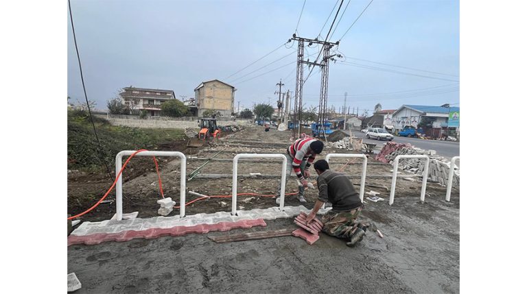 اجرای سنگ‌فرش پیاده‌رو خیابان امام (ره) توسط شهرداری لوندویل