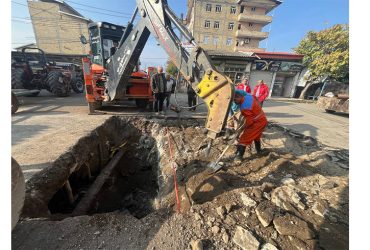 ادامه اجرای پروژه ساماندهی آب‌های سطحی در تقاطع خیابان آبشار و سعدی