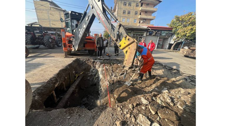 ادامه اجرای پروژه ساماندهی آب‌های سطحی در تقاطع خیابان آبشار و سعدی